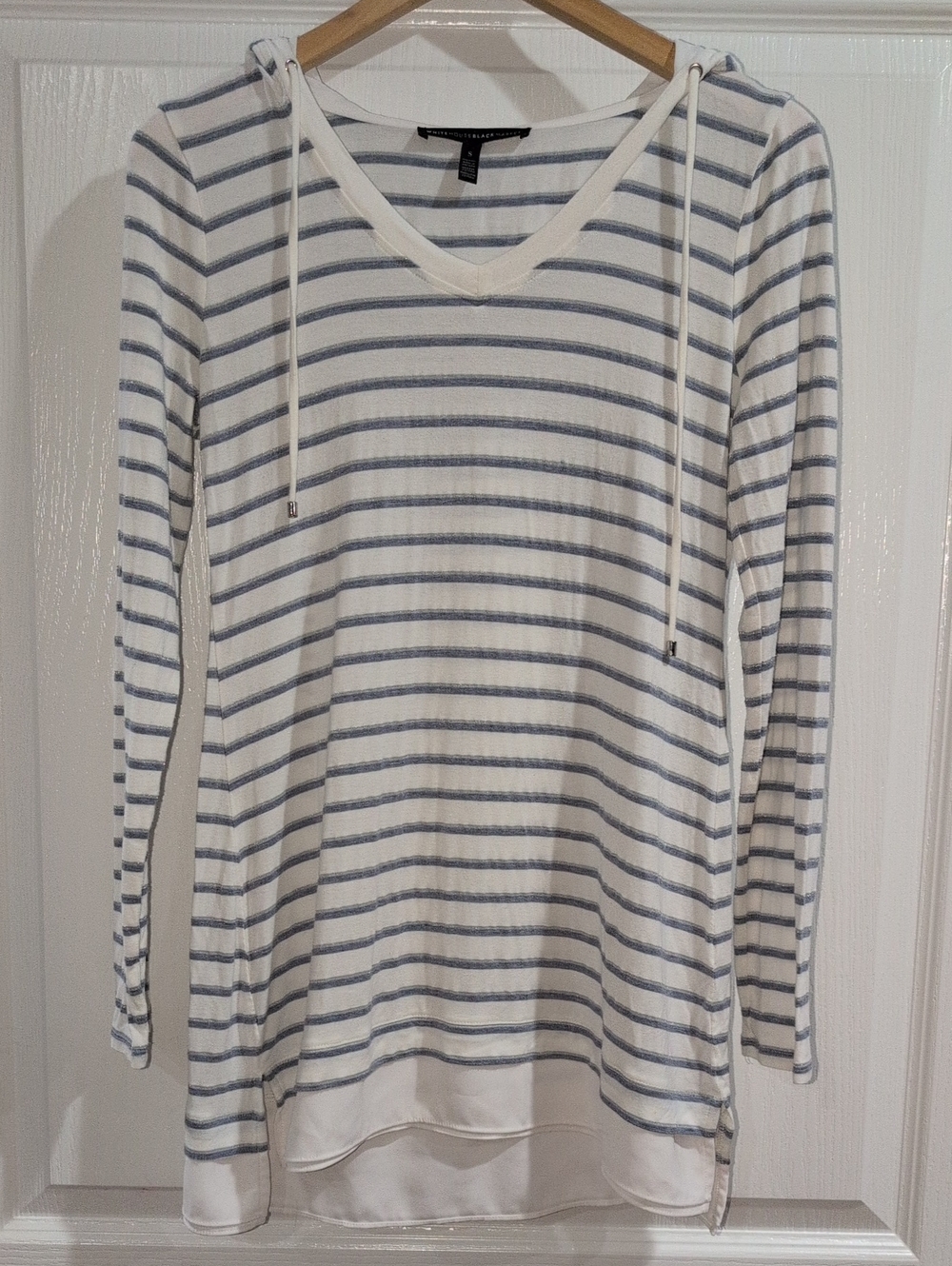 White House Black Market White and Light Blue Striped V-Neck Hoodie Top